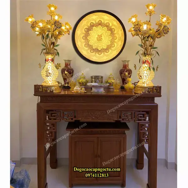 Bàn thờ bài trí trang nghiêm, gọn gàng.