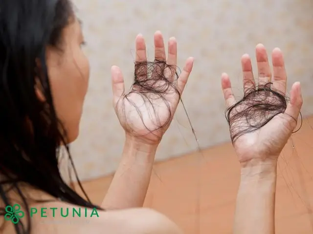 Bàn tay vuốt tóc: Dấu hiệu tóc rụng.