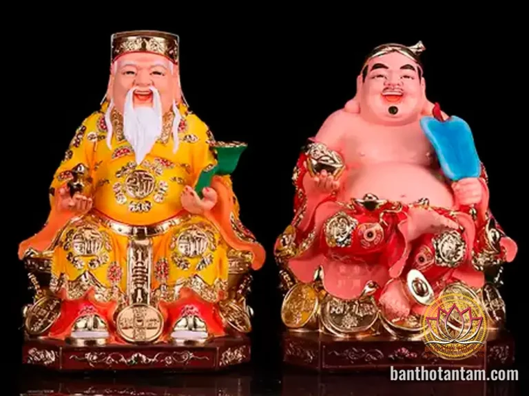 Ông Địa Thần Tài mỉm cười, tài lộc may mắn.