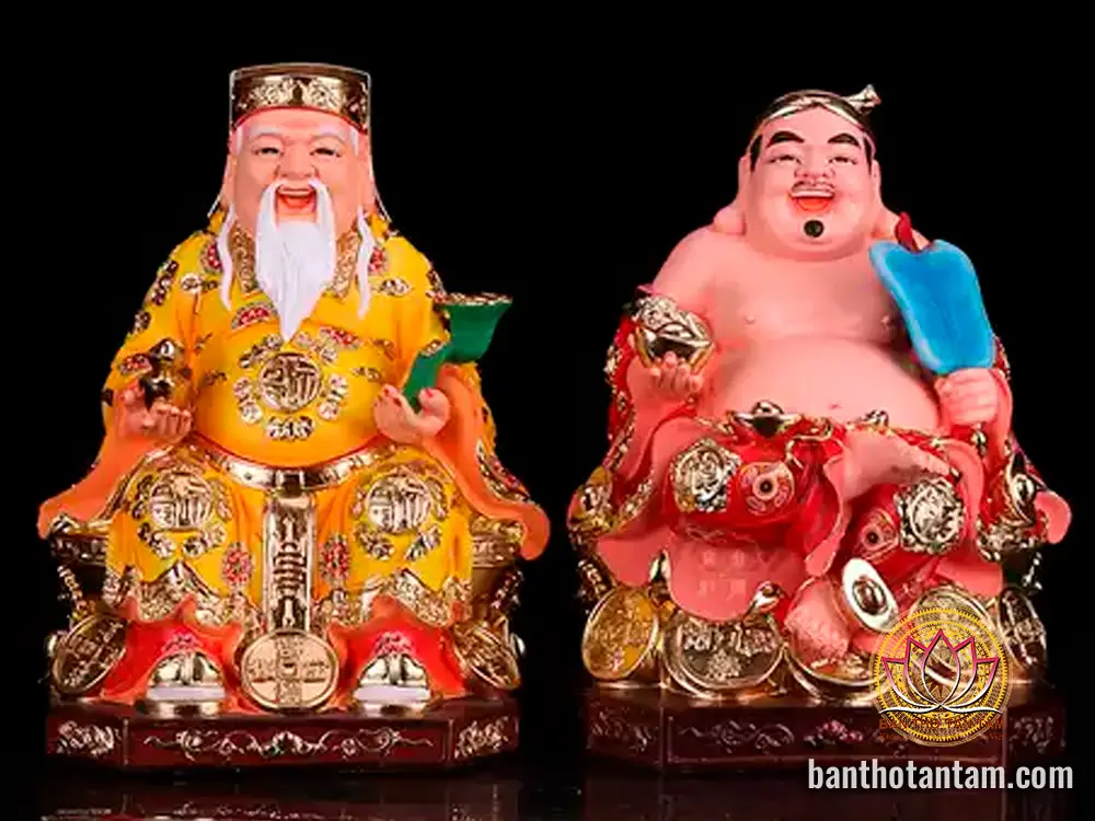 Giải Mã Giấc Mơ Thấy Ông Địa Thần Tài: Điềm Lành Hay Dữ? 3 Ông Địa Thần Tài mỉm cười, tài lộc may mắn.