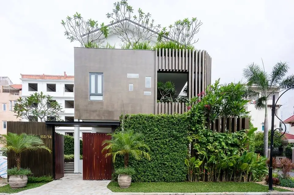 Ngôi nhà với hàng rào cây xanh dày đặc