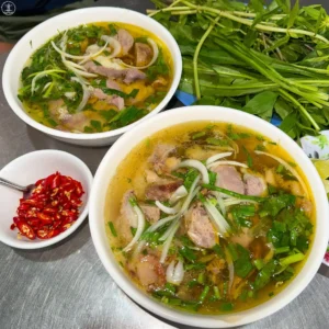 Phở bò nóng hổi, nghi ngút khói, ấm cúng.