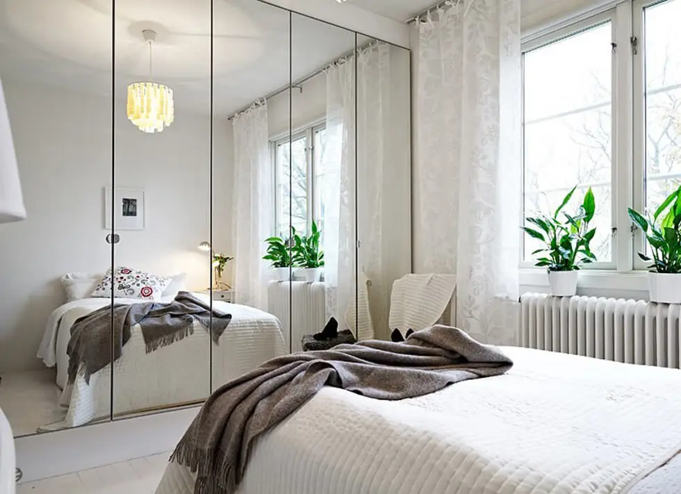 Hóa giải gương bằng giấy dán: Nguyên lý và ứng dụng theo Phong thủy chính phái 5 Gương đối diện giường: Phạm kỵ phong thủy.