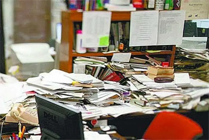 Bàn làm việc lộn xộn phong thủy cấm kỵ.