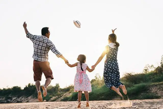 Cha mẹ nắm tay con: Tình yêu gia đình