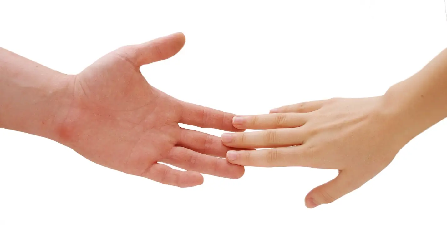 Bàn tay đặt nhẹ, an tâm và bình an.