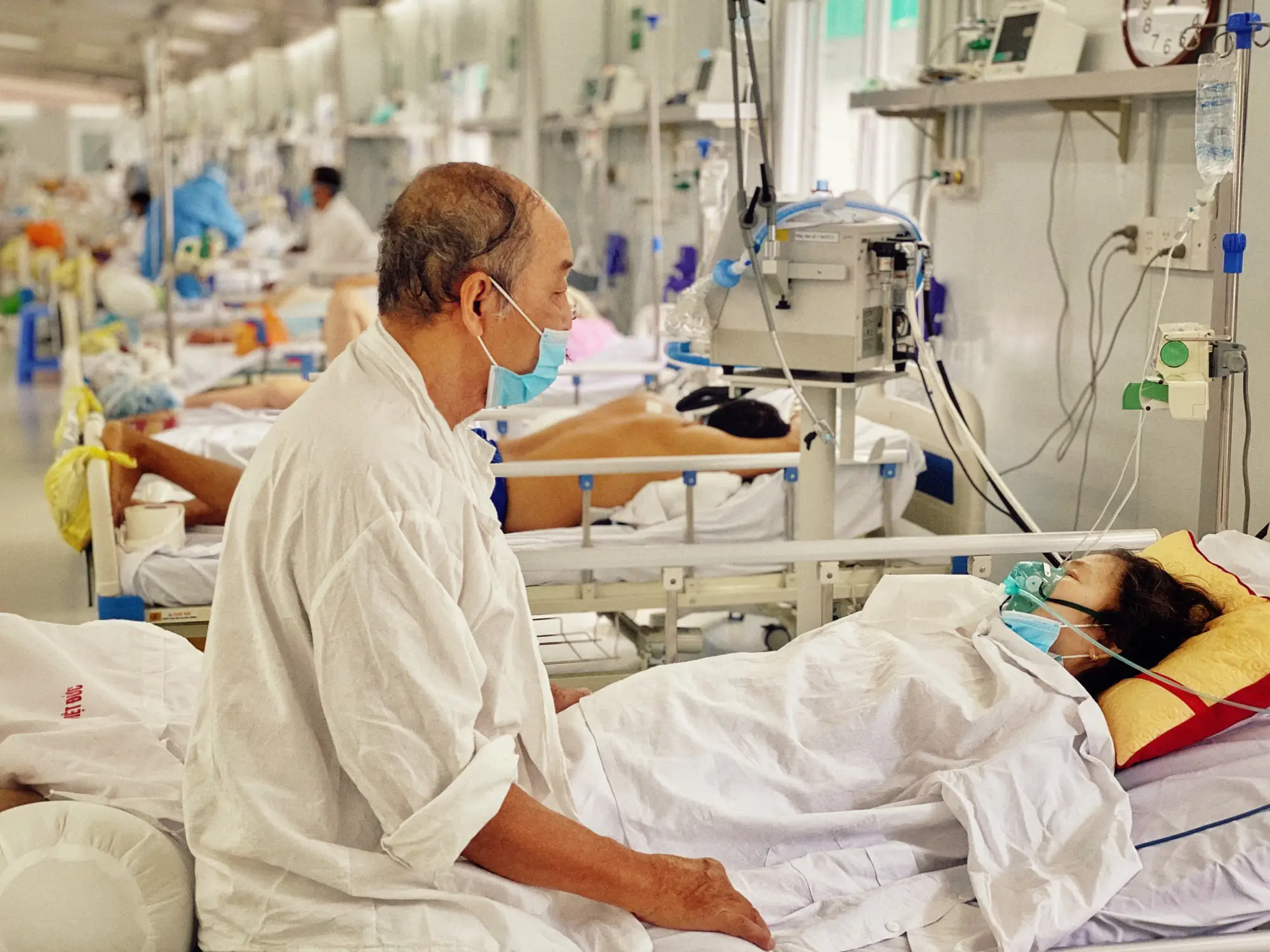 Nằm Mơ Thấy Người Khác Bị Bệnh: Giải Mã Điềm Báo & An Tâm Hóa Giải 6 Chăm sóc, động viên bệnh nhân tại bệnh viện