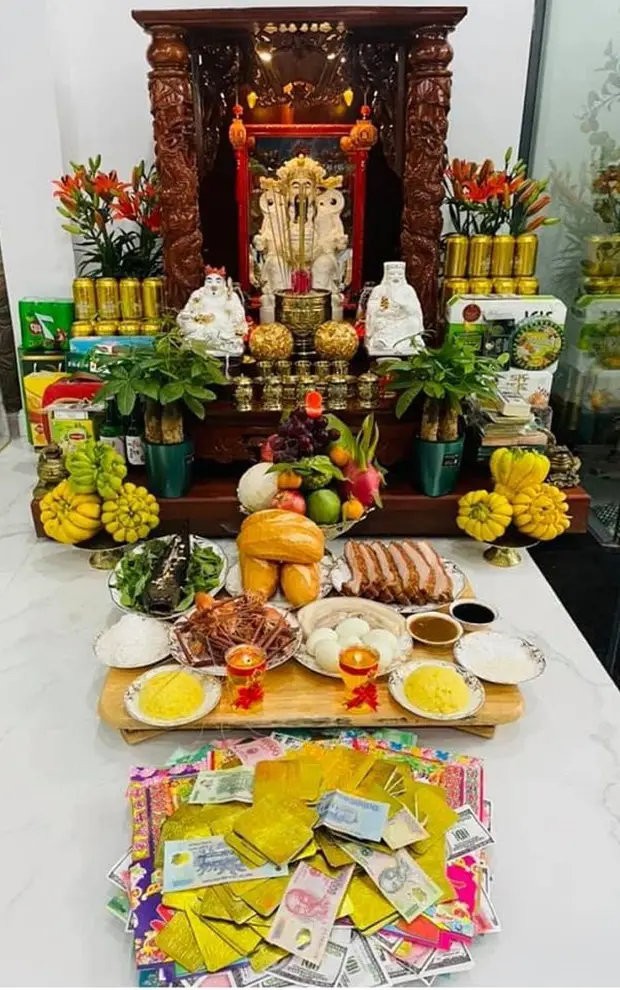 Mâm lễ vật cúng Thần Tài cầu tài lộc.