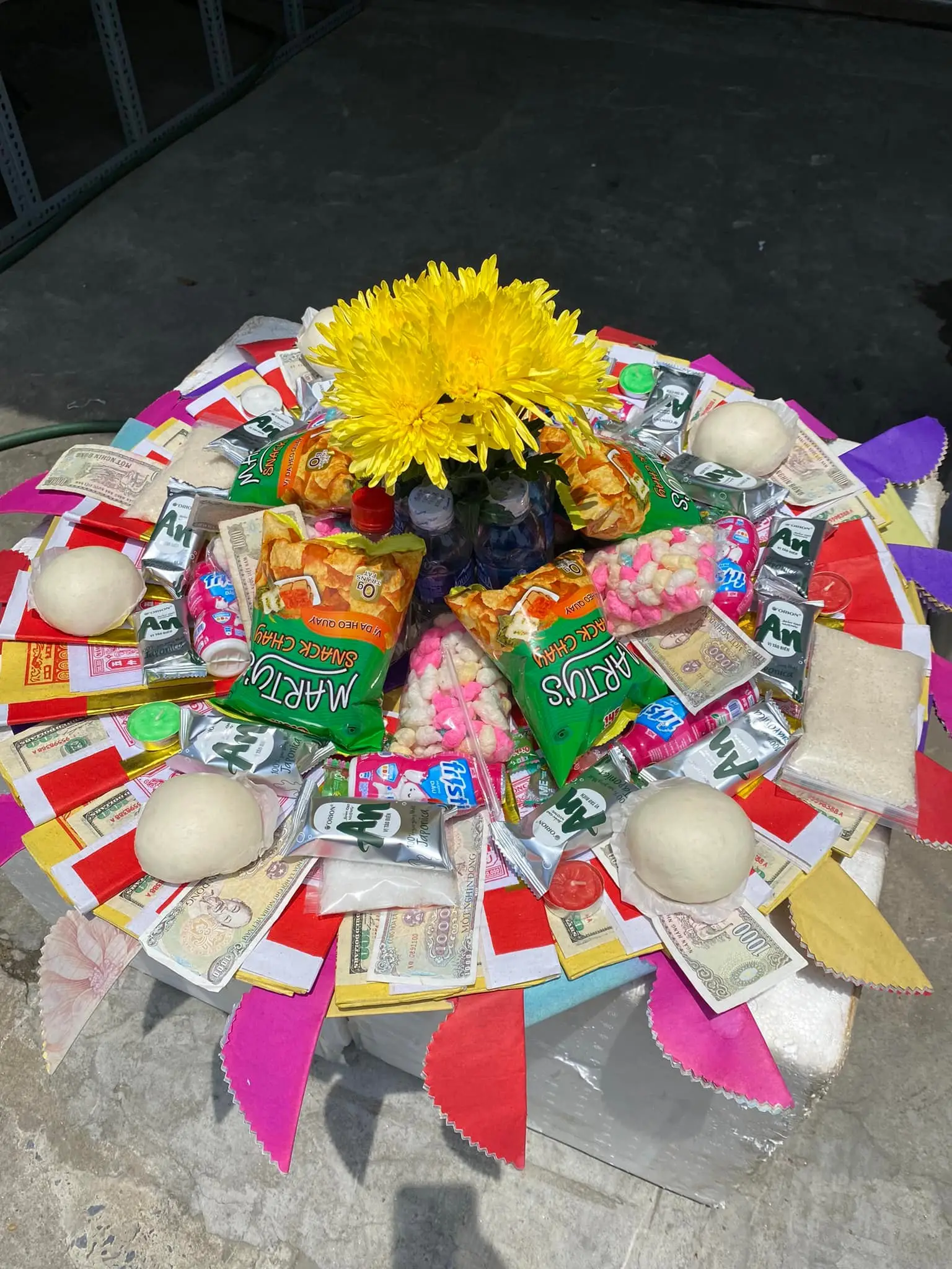 Sắp xếp mâm cúng chúng sinh chuẩn ngoài trời