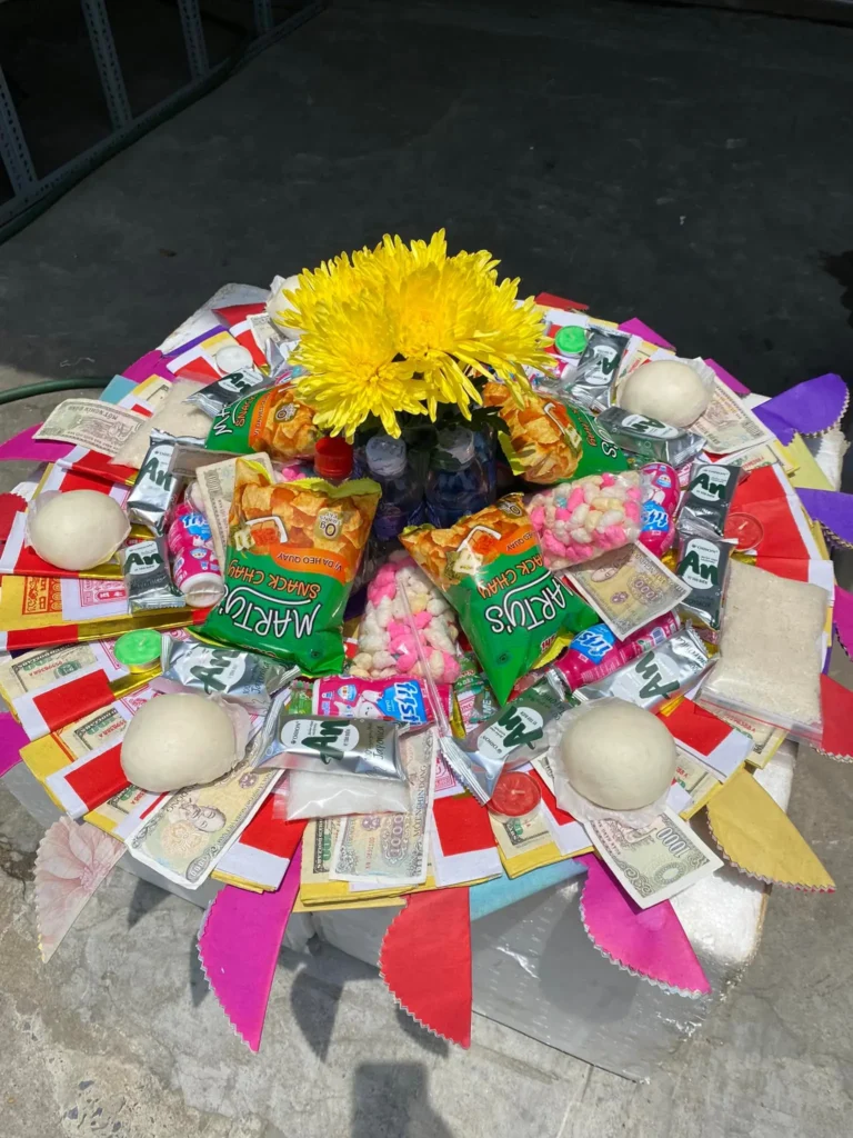 Bàn cúng chúng sinh ngoài sân gọn gàng