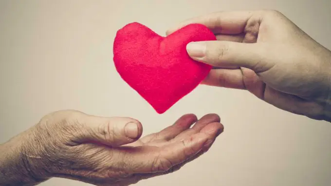 Bàn tay trên trái tim: An tâm, bình yên.