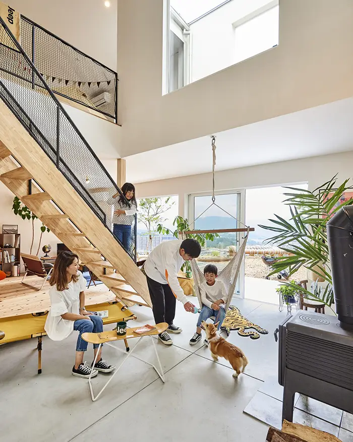 Giải Pháp Chuyên Sâu Kiêng Kỵ Động Thổ Tuổi Xấu Chính Phái 7 Gia đình hạnh phúc trong ngôi nhà mới.