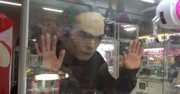 Giải Mã Giấc Mơ Thấy Đi Viện Cấp Cứu: Điềm Báo & Hóa Giải 4 Người băn khoăn giấc mơ, bệnh viện mờ ảo.