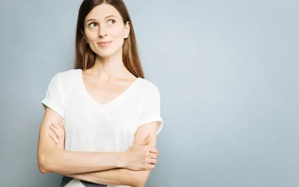 Giải Mã Giấc Mơ Nằm Thấy Chó Cắn Tay: Điềm Báo Và Hóa Giải 4 Người đang băn khoăn nhìn bàn tay.