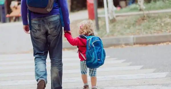 Cha mẹ nắm tay con: Che chở, dẫn lối.