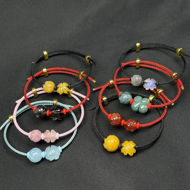 Phụ nữ bình an tự tin ngắm vòng phong thủy.