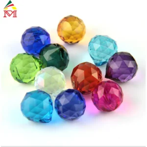 Vòng pha lê phong thủy đa sắc trên bàn gỗ.