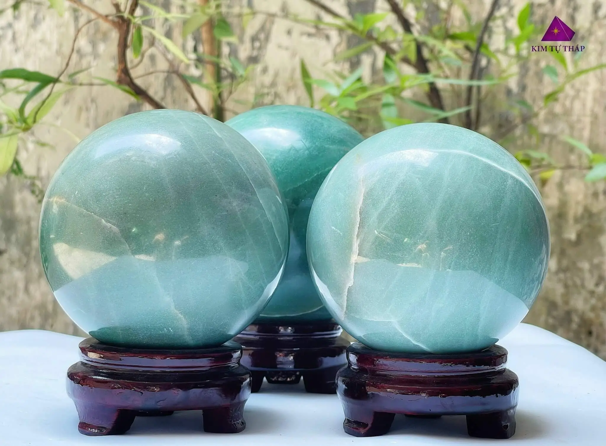 Linh Vật Phong Thủy Hoàn Hảo Cho Người Mệnh Kim: Từ Nguyên Lý Đến Ứng Dụng Thực Tiễn 7 Kích hoạt năng lượng linh vật bằng quả cầu thạch anh.