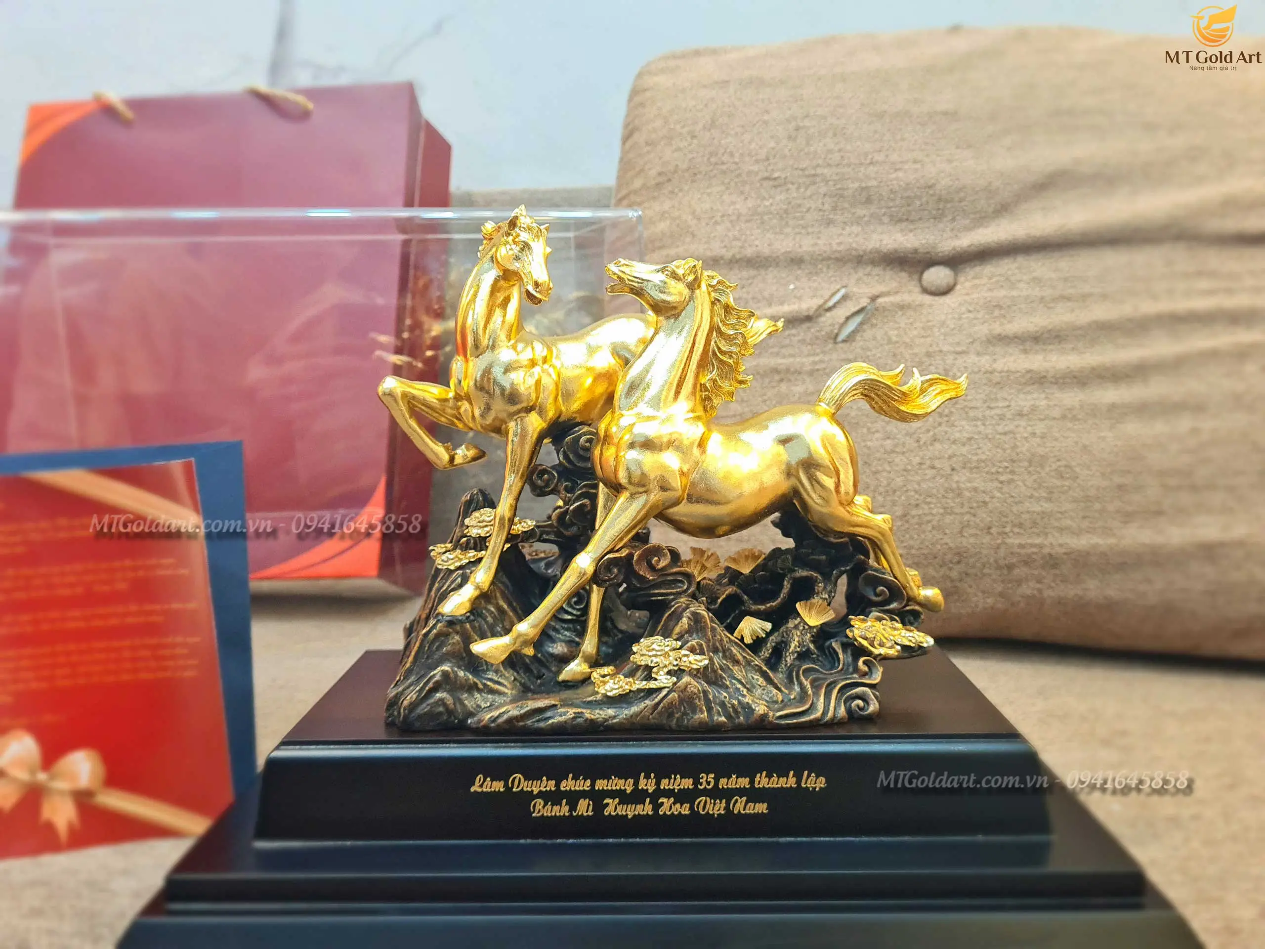 Nằm Mơ Thấy Quạ Đen: Giải Mã Điềm Báo & Cách Hóa Giải Hiệu Quả 7 Tay Nắm Vật Phẩm Phong Thủy Bình An