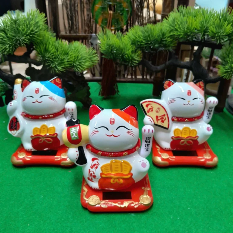 Ý Nghĩa Mèo Thần Tài Maneki Neko: Khai Mở Công Danh Trên Bàn Làm Việc 2 Mèo Thần Tài Maneki Neko vẫy tay thân thiện