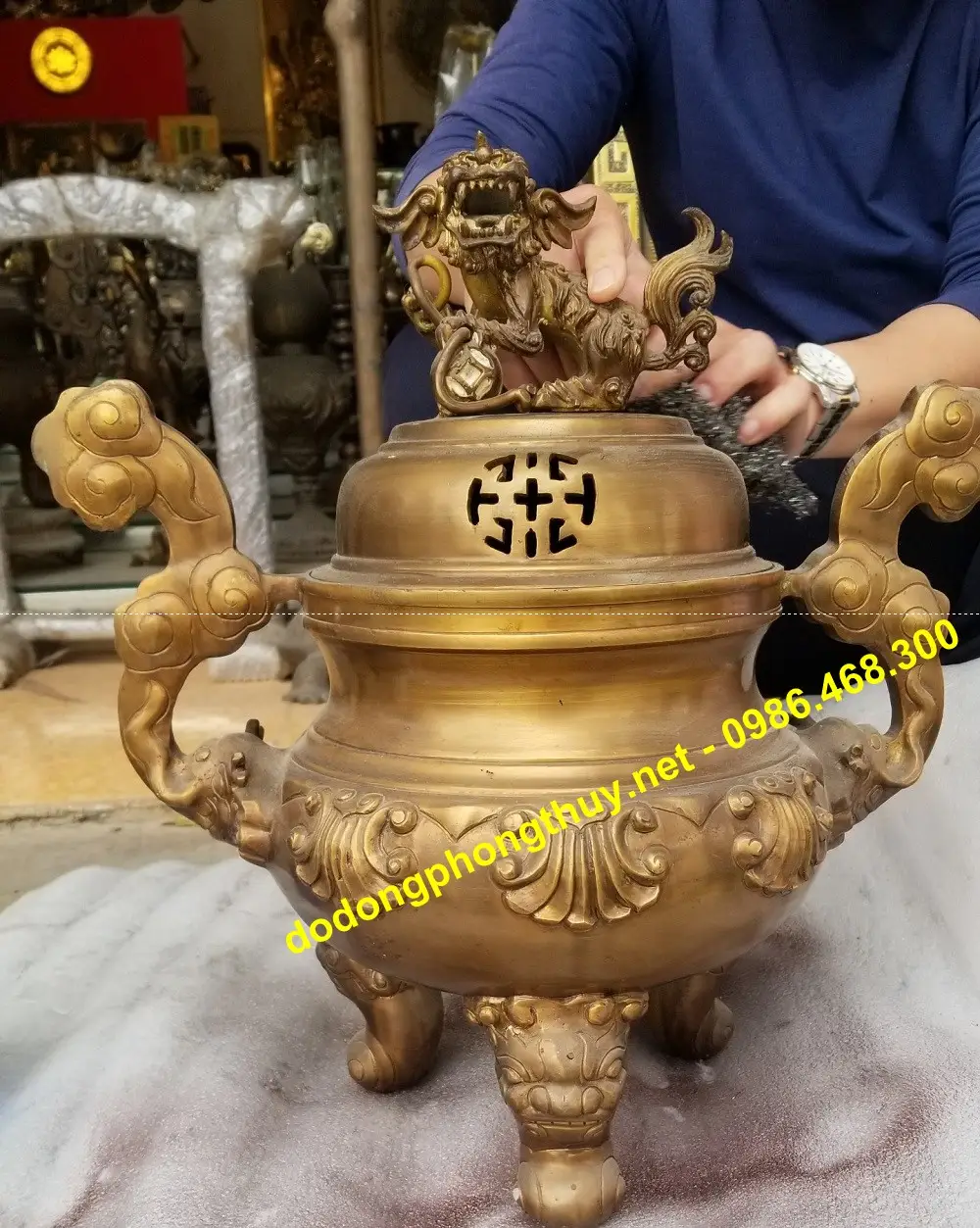 Bố Cục Hạc Thờ Trên Bàn Thờ Gia Tiên: Nghi Thức & Ý Nghĩa Chuẩn Mực 7 Quy trình vệ sinh đồ thờ cúng bằng đồng.