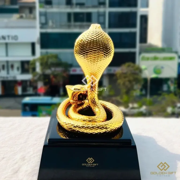 Rắn vàng cuộn mình uy nghi