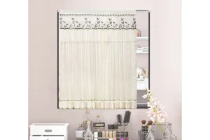 Gương che rèm đẹp, cân bằng hài hòa.