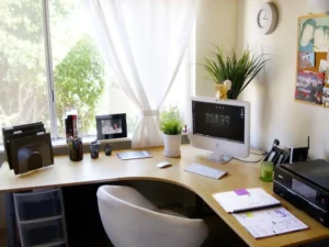 Bàn làm việc phong thủy gọn gàng, bố trí khoa học.