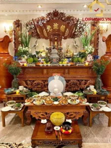 Bàn thờ cúng với vật phẩm sắp đặt.