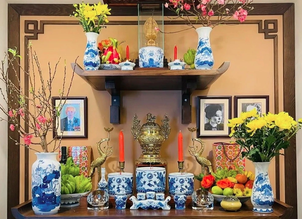 Người Phụ Nữ Thay Nước Cúng Bàn Thờ Trang Nghiêm