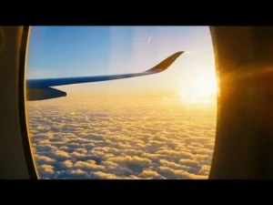 Người nhìn mây từ cửa sổ máy bay.