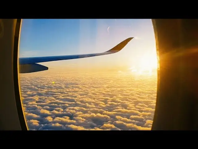 Người nhìn mây từ cửa sổ máy bay.