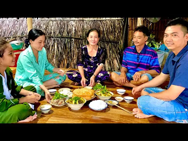 Mơ Thấy Khoai Môn: Giải Mã Điềm Báo & Hướng Hóa Giải An Tâm 7 Gia đình sum vầy mâm cơm có khoai môn.