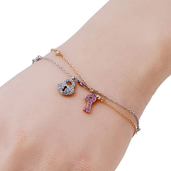 Vòng Pha Lê Swarovski Hợp Mệnh: Bí Quyết Chọn Đeo Tăng Vận Khí 10 Phụ nữ đeo vòng Swarovski mỉm cười đọc sách.