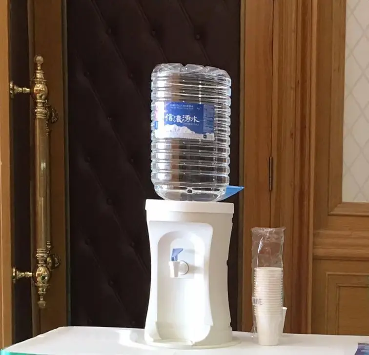 Hình ảnh chậu nước sạch được đặt ở góc nhà, tượng trưng cho việc hóa giải đơn giản