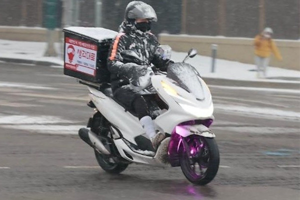 Giải Mã Sức Mạnh Tỳ Hưu Cho Shipper: Hút Tài Lộc, Bình An Trên Mọi Nẻo Đường 7 Shipper đeo vòng Tỳ Hưu lái xe giao hàng.