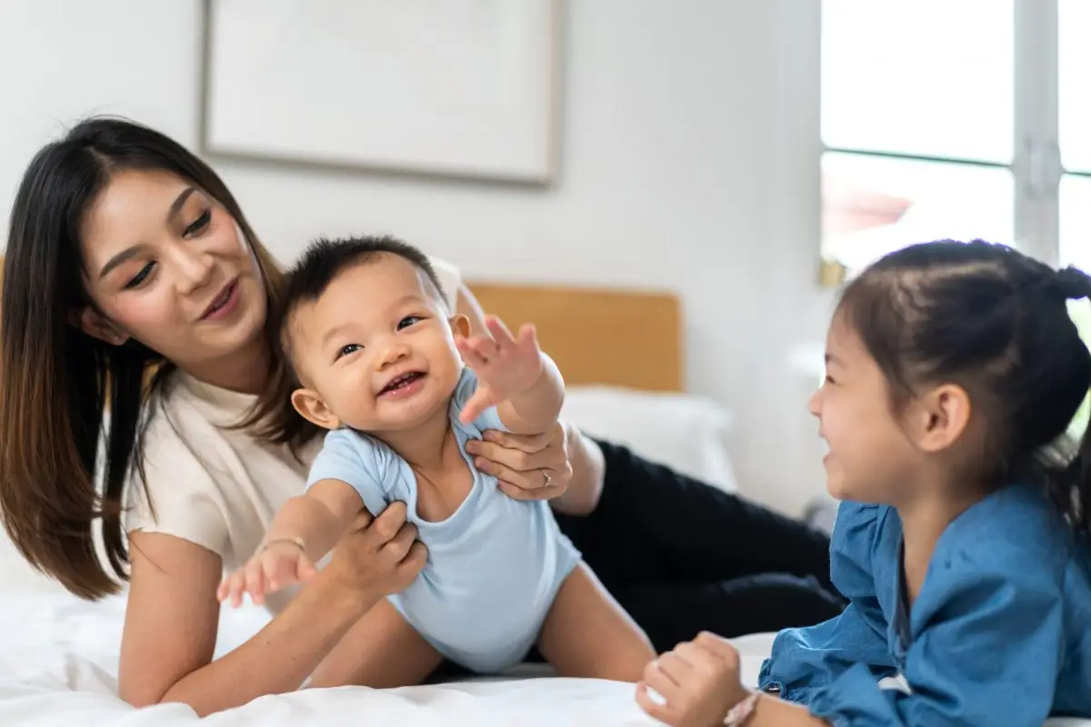 Gia đình hạnh phúc đặt tên cho em bé.