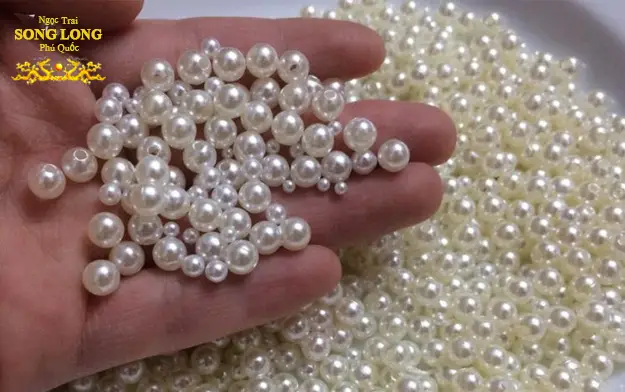 Vòng Ngọc Trai Cầu Bình An: Hướng Dẫn Chuyên Sâu Từ Phong Thủy Chính Phái 7 Ngọc trai thật, bóng tinh xảo, có kiểm định.