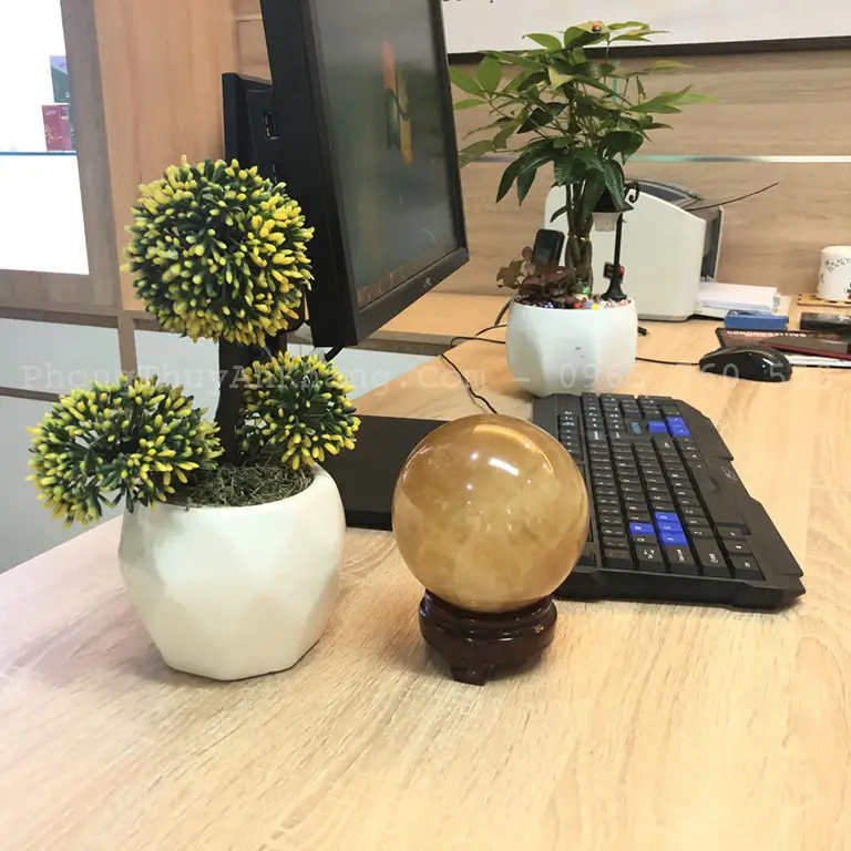 Khám Phá Năng Lượng Thần Bí Của Đá Hổ Mắt Hổ Trong Phong Thủy 7 Quả cầu đá mắt hổ trên bàn làm việc.