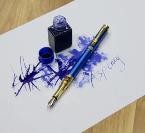 Bút máy cổ điển, mực đang chảy.