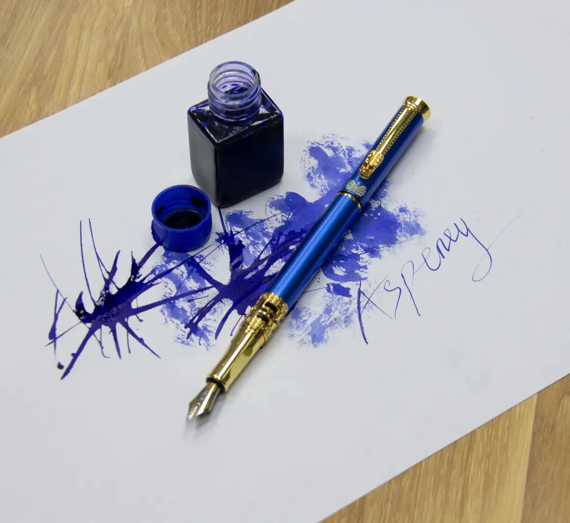 Giải Mã Giấc Mơ Thấy Bút Máy: Điềm Báo Tri Thức Hay Vận May? 4 Bút máy cổ điển, mực đang chảy.