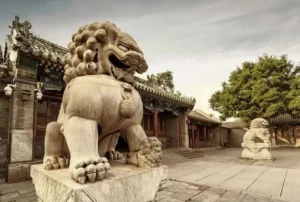 Sư tử đá uy nghi trấn giữ cổng kiến trúc cổ.