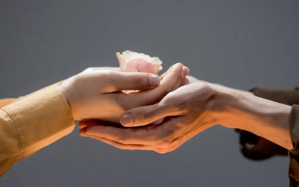 Vươn tay giúp đỡ: Hỗ trợ, sẻ chia tình người.