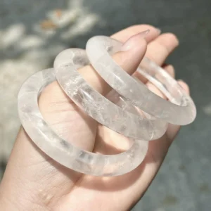 Vòng thạch anh trắng trên tay phụ nữ.