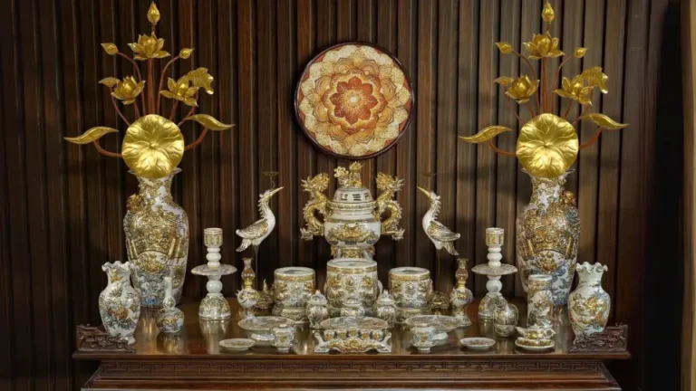 Bát hương gia tiên trang trọng bàn thờ linh thiêng