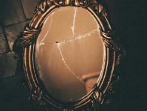 Gương nứt vỡ trong nhà u ám