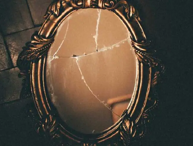 Gương Vỡ Không Thay: Kiêng Kỵ Và Cách Hóa Giải Theo Phong Thủy Chuẩn 4 Gương nứt vỡ trong nhà u ám