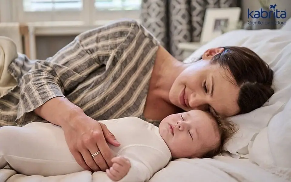 Nụ cười mẹ che chở giấc ngủ ấm áp.