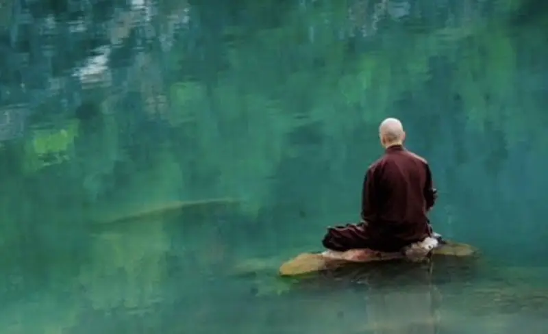 Người thiền định suy tư tĩnh lặng