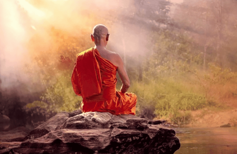 Giải Mã Giấc Mơ Thấy Châu Chấu: Điềm Báo & Hướng Hóa Giải 8 Hình ảnh minh họa một người đang thiền định hoặc có tâm thái an lạc